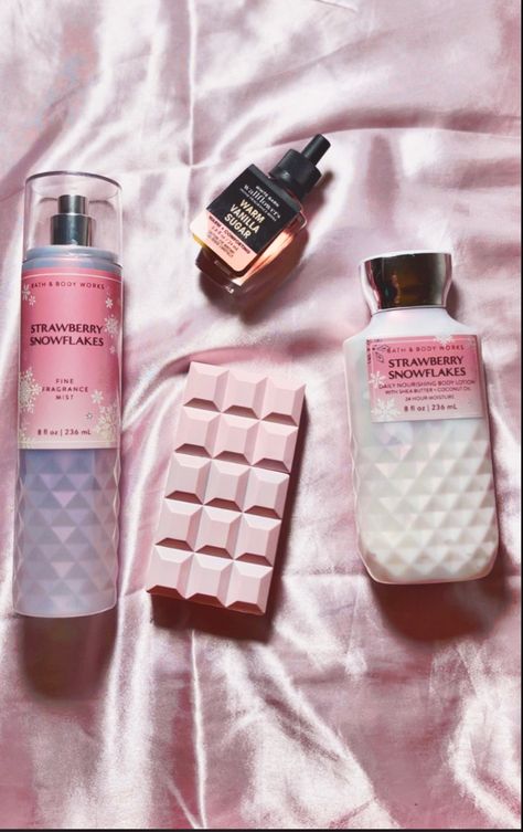 Bath And Body Works Rating, Smell Good Combo Strawberry, Strawberry And Vanilla Perfume, Sabrina Carpenter Sweet Tooth Perfume, Bath And Body Works Perfume Christmas, Sweet Tooth Perfume Combo, Strawberry Scent Combo, Bath And Bodyworks Aesthetic, Strawberry Vanilla Perfume