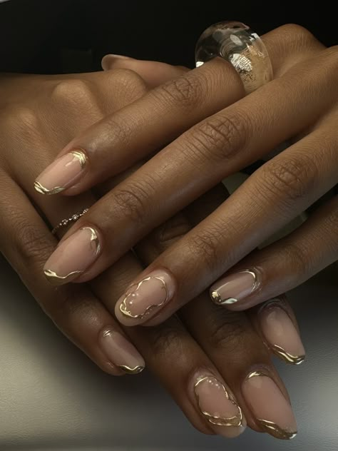 Clean Short Nails Ideas, Neutral Gel X Nail Designs, Short Soft Gel Nails, Cream Nails Designs Classy, Biab Short Designs, Nails On Brown Skin Black Women, Short Nail Gold Designs, Gold Details Nails, Thanksgiving Square Nails