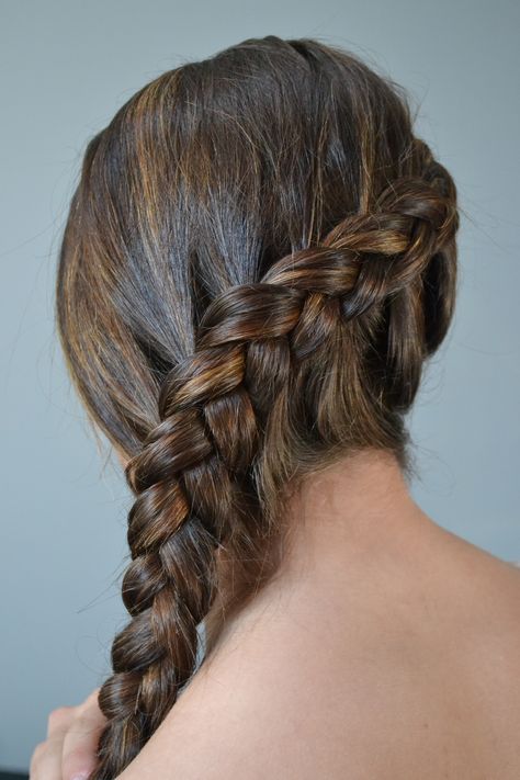 Katniss Everdeen Dutch Side Braid Katniss Everdeen Hair, Katniss Braid, Side Braid Hairstyles, Plaits Hairstyles, Small Braids, Super Hair, Trendy Hair Color, Katniss Everdeen, Easy Braids