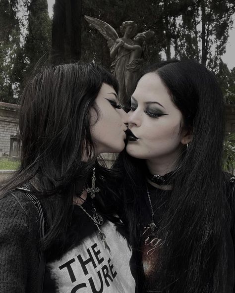 goth couple , lesbian couple Goth Couple Aesthetic, Couple Aesthetic Outfits, Goth Couple, Punk Couple, Chica Heavy Metal, Chica Punk, Emo Couples, Goth Gifts, Grunge Couple