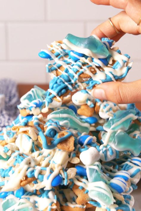 15 Shark-Inspired Treats for Shark Week - Delish.com Shark Themed Snacks, Shark Week Drinks, Shark Party Foods, Shark Week Recipes, Shark Snacks, Shark Week Crafts, Shark Cupcakes, Shark Week Party, Shark Craft