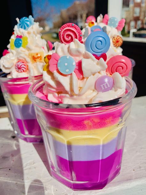 Whipped Candles Diy, Candles That Look Like Food, Cupcake Candles Diy, Cute Candle Ideas, Candle Cupcakes, Milkshake Candle, Diy Cupcake Candle, Girly Candles, Diy Candle Business