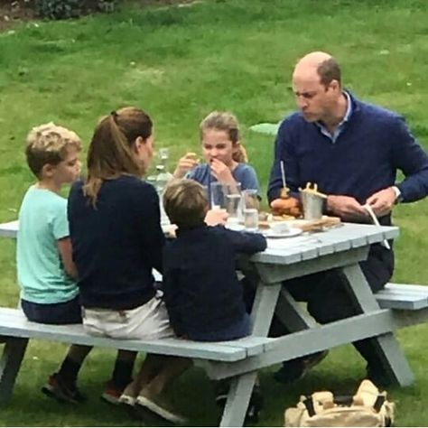 The Cambridge Family on Instagram: “#NEW #katemiddleton #duchessofcambridge #princewilliam #dukeofcambridge #princegeorge #princesscharlotte #princelouis #cutenessoverload…” Principe William Y Kate, Prinz George, Düşes Kate, Prince William Family, Prince William Et Kate, Princesa Charlotte, Royal Family Portrait, William E Kate, Looks Kate Middleton