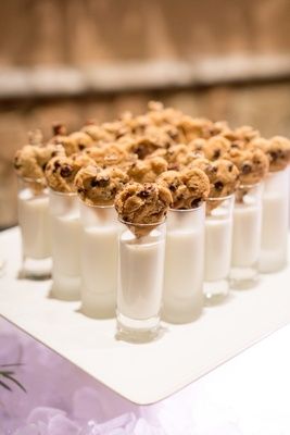 Oreo Wedding Dessert, Food For Reception, Cookies And Milk Wedding, Simple Wedding Food, Cookie Catering, Elegant Wedding Food, Milk Photography, Breakfast Wedding, Cookie Display