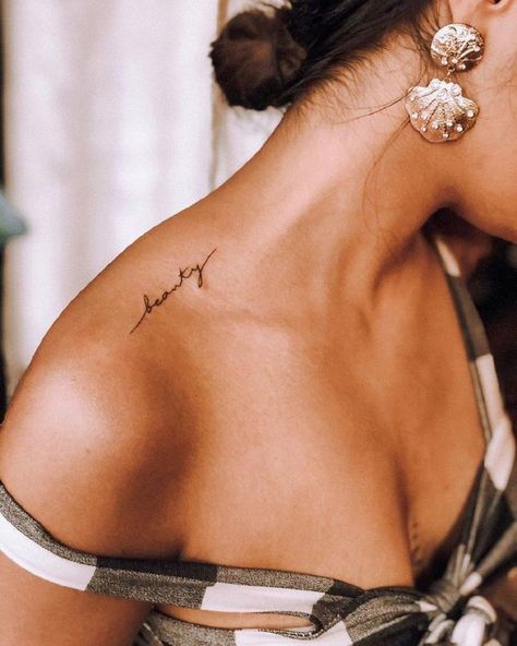 Tato Minimal, Small Shoulder Tattoos, Bone Tattoos, Writing Tattoos, Petite Tattoos, Cute Small Tattoos, Shoulder Tattoos For Women, Collar Bone Tattoo, Cute Tattoos For Women