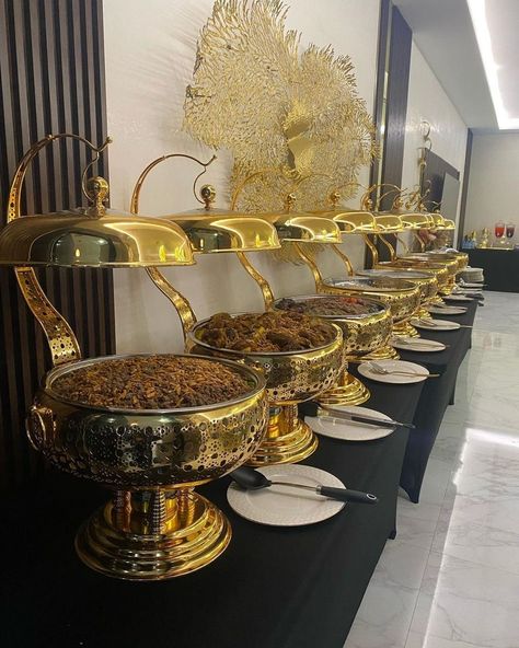 Exquisite 8 Quart Round Gold Chafing Dish with Lid and Stand: Elegant Buffet Set Fancy Buffet Table Setup, Buffet Table Set Up Catering, Chaffing Dish Display Diy, Chaffing Dishes Buffet Food Stations, Buffet Food Display, Gourmet Buffet, Elegant Buffet, Buffet Set Up, Gala Decorations