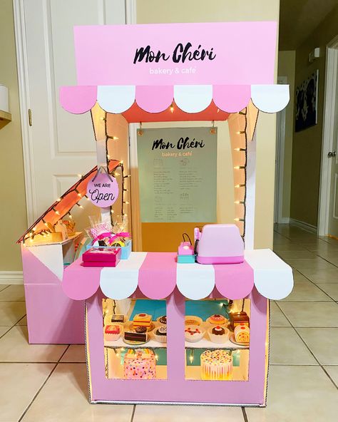 DIY cardboard pretend play bakery and coffee shop Cardboard Market Stand Diy, Play Bakery Diy, Cardboard Storefront Ideas, Diy Cardboard Ice Cream Shop, Cardboard Shop For Kids, Cardboard Coffee Shop, Cardboard Shop Diy, Diy Play Shop, Diy Ice Cream Stand Cardboard Boxes