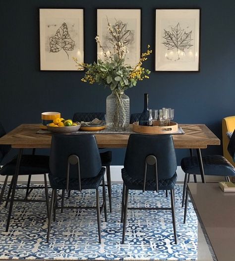 Unique Wallpaper Dining Room, Small Dinner Room Decoration, Dark Blue And Wood Living Room, Blue Dinning Room Walls, Dining Room Dark Blue Walls, Wall Decor Small Dining Room, Dark Blue Wall Dining Room, Blue Feature Wall Dining Room, Navy Walls Kitchen