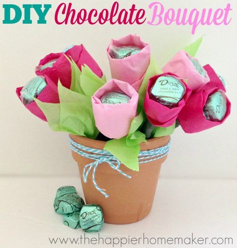 23 Easy DIY Mother's Day Gift Ideas- so many cute ideas on PrintableCrush.com! Diy Cinnamon Candle, Easy Diy Mother's Day Gifts, Mothers Day Chocolates, Chocolate Flowers Bouquet, Dove Chocolate, Bouquet Tutorial, Mother's Day Bouquet, Diy Chocolate, Diy Cadeau