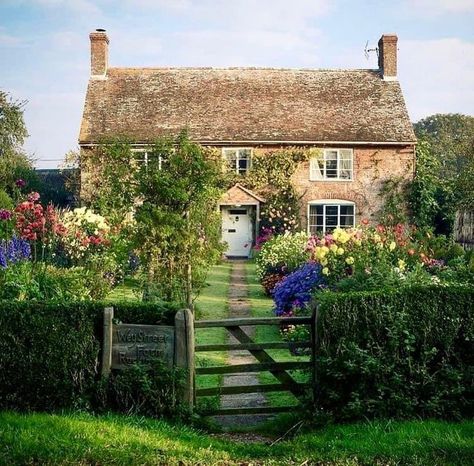 Farmhouse Cottage Exterior, Aesthetic Home Gym, Old English Cottage, Scottish Cottages, Countryside Life, English Country Cottages, Sunny Autumn, England Countryside, Fairytale House