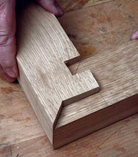 Wood 90 degree joint Japanese Carpentry, Japanese Joinery, Japanese Woodworking, Woodworking Joinery, Woodworking Joints, Wood Joints, Drawer Space, Learn Woodworking, Wood Joinery