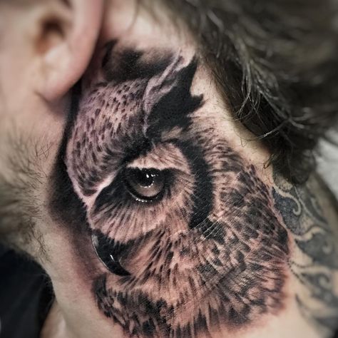 Done at @maoandcathybcn work with @hardcraftcompany and @vegantattoo #romansunico#necktattoo#owl#loveanimals#suportgoodtattooers#skinartmag#throwback#thebestspaink#thebesttattooartists#thebestspaintattooartists#thebestbngtattooartists#bngtattoo#bnginksociety#blackducktattoo#barcelonatattoo#tattoolifemagazine#art#ink#inked#inkjecta#follow#followme#follow4follo#like4like#likes#instadaily#instalike#sucousin Men's Side Neck Tattoos, Neck Tattoo Cover Up, Owl Neck Tattoo, Back Of Neck Tattoo Men, Neck Tattoo Men, Watercolour Tattoo Men, Side Tat, Neck Tattoo Ideas, Owl Tattoo Drawings