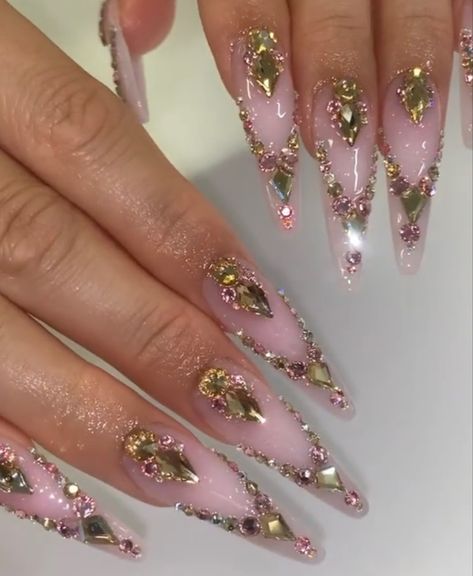 New Acrylic Nails Trends 2023, Crystal Looking Nails, Gold Gem Makeup, Embellished Nails, Nails With Gems On Them, Red And Pink Acrylic Nails, Gaudy Nails, Nails With Gold Rhinestones, Acrylic Nails Gold Jewelry