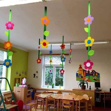 Spring Classroom Decorations, Mothers Day Crafts Preschool, Dorm Door Decorations, Spring Crafts Preschool, Flower Origami, Prek Crafts, Diy Classroom Decorations, Spring Classroom, Preschool Classroom Decor