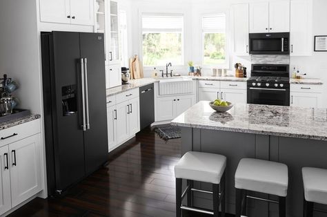 black kitchen appliance - The new Cast Iron Black kitchen appliance finishes from Maytag take inspiration from the look and features of a classic type of cookware. The finis... White Kitchen Black Appliances, White Cabinets Black Appliances, Black Fridges, Kitchen With White Cabinets, Cleaning Oven, Black Appliances Kitchen, Black And White Kitchen, Cook Dinner, Black Appliances