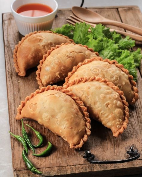 Karipap Photography, Thai Curry Puffs Recipe, Curry Puff Recipe, Kari Ayam, Tasty Thai, Pastel Cakes, Buka Puasa, Tea Snacks, Indonesian Cuisine