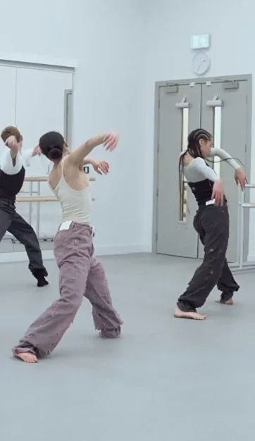 Dancing Class Aesthetic, Dance Classes Aesthetic, Aethstetic People, Dance Manifestation, Contemporary Dancers Aesthetic, Modern Dance Aesthetic, Ballet Class Aesthetic, Dance Class Aesthetic, Dance Lifts