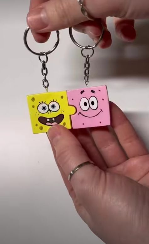 Crafts for girlfriends/boyfriends with SpongeBob 🧽 and Patrick ⭐ Diy Spongebob Gifts Ideas, Clay Keychain For Boyfriend, Spongebob Themed Gifts, Spongebob Clay Ideas, Clay Gift For Boyfriend, Clay Gift Ideas For Boyfriend, Diy For Bestie, Clay Art For Boyfriend, Spongebob Gift Ideas