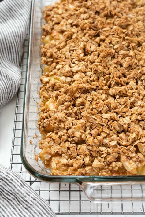 Easy Apple Crisp Recipe is tender chunks of apples with brown sugar, warm cinnamon and a hearty oatmeal crumble! It's full of fall flavor and includes gluten-free and vegan options! #applerecipes #applecrisp #dessertrecipes Apple Crumble Recipe Easy, Pulled Pork Oven Recipe, Sugar Free Apple Crisp, Pork Oven, Apple Crisp With Oatmeal, Crisp Recipes, Vegan Apple Crisp, Oatmeal Crumble, Easy Apple Crisp