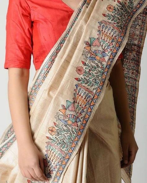 Madhubani Saree, Handloom Silk Saree, Saree Painting Designs, Fabric Paint Diy, Saree Painting, Sari Design, Fabric Painting On Clothes, Hand Painted Dress, Dress Painting