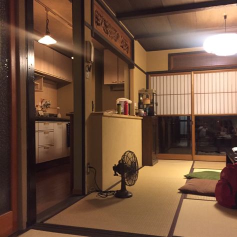 Middle Class Japanese Home, Old Japanese Apartment, Japan Apartment Aesthetic, Japanese Home Aesthetic, Japanese House Interior, Japan Apartment, Rooms Decoration, Japanese Apartment, Japanese Home