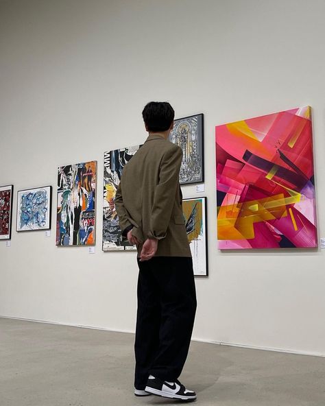 Aesthetic Guy Instagram, Men Asthetic Poses, Art Museum Instagram Pictures, Museum Outfit Men, Art Gallery Aesthetic Outfit, Museum Vibes, Museum Photoshoot, Gallery Outfit, Birthday Poses