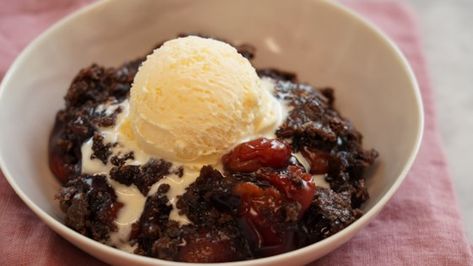 This simple dump cake is super sweet and indulgent with a classic pairing of cherries and chocolate. Serve it warm with cold vanilla ice cream for the perfect bite! Brownie Dump Cake, Chocolate Cherry Dump Cake, Rhubarb Dump Cakes, Cherry Dump Cake, Peach Dump Cake, Blueberry Dump Cakes, Dump Cake Recipe, Dump Cake Pumpkin, Warm Desserts