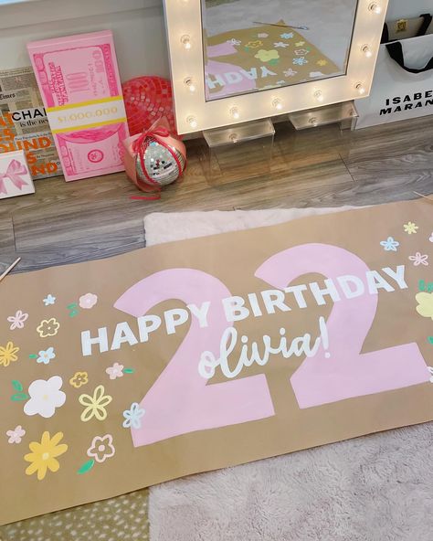 🌸💖💐🌼🎀 Diy Birthday Poster Board Ideas, Birthday Party Themes For College, Birthday Banner Craft Paper, 22nd Birthday Sign, Happy Birthday Brown Paper Sign, Happy Birthday Butcher Paper Sign, Brown Paper Painted Sign, Brown Paper Banner 21st Birthday, 22nd Birthday Decorations Party Ideas