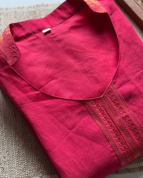 Rupini - Kurta designed in a Beautiful Pink with zari border Pure Handloom Mangalgiri cotton in high neck collar pattern and short sleeves ! DM or Comment for link 🔗 Collar Neck Churidar Designs, Trendy Kurti Neck Designs, Nehru Collar Kurti Women, Collared Tops Women, Kurthi Necks Latest Design Cotton, Collar Short Kurti Design, Collar Neck Kurtis, Kurta Tops Designs For Women, Coller Neck Panjabi Dress