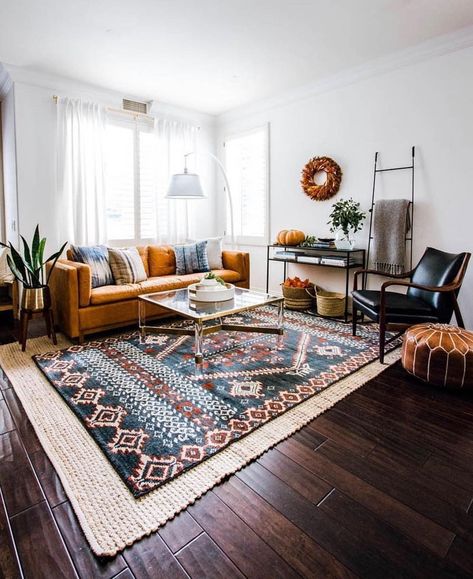 Cosiest Home on Instagram: “Don't you like the mustard colors in this room? ⁠ .⁠ Follow us for more @cosiesthome⁠ .⁠ Credits @anitayokota⁠ .⁠ #showmeyourboho…” Living Room Wall Color, Warm Home Decor, A Rug, Hard Wood, Minimalist Living, A Living Room, Persian Carpet, Minimalist Living Room, Small Living Room