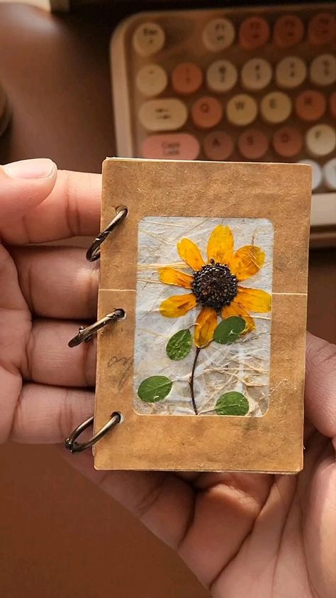 Rustic Journal, Journal Black, Christmas Ornaments Patterns, Flowers Autumn, Bags Making, Book Binding Diy, Pressed Flower Crafts, Diy Journal Books, Christmas Ornaments Diy