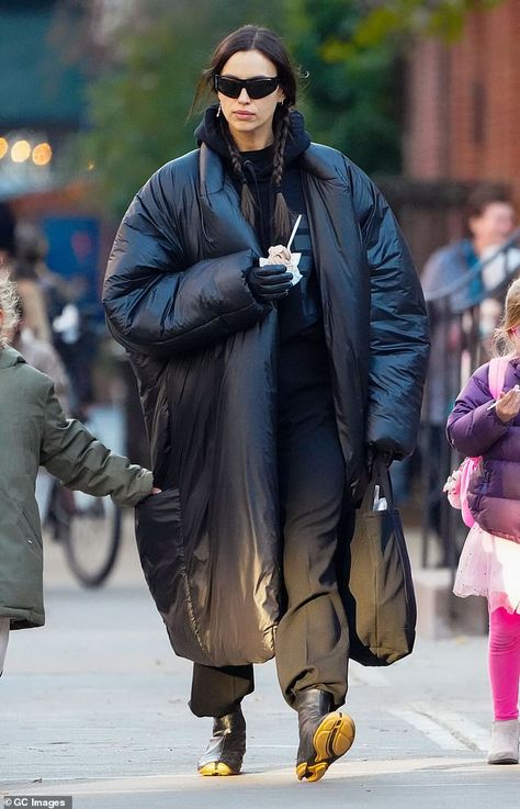 Walk Outfit Fall, Down Coat Outfit, Winter Outfits City, Long Black Puffer Coat Outfit, Long Coat Street Style, Winter Cold Outfits, Black Mantel, Irina Shayk Style, Long Brown Coat