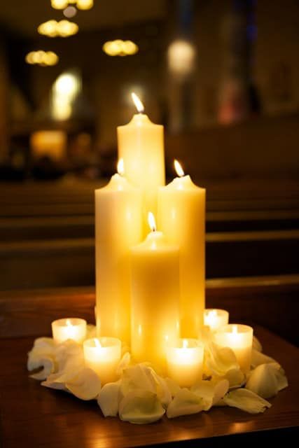 candles in church Candle Arrangements, Candle In The Wind, Romantic Candles, Candle Glow, Light My Fire, Beautiful Candles, Modern Floral, Flameless Candle, Candle Lanterns