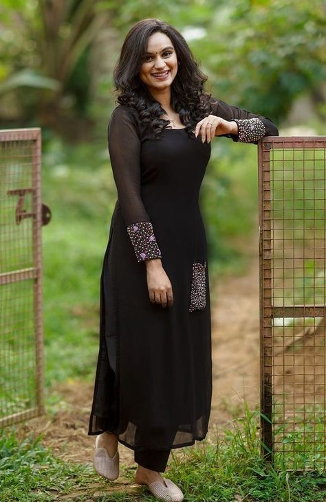 Black Churidar Designs Simple, New Churidhar Designs, Black Churidar Designs Party Wear, Churidhar Designs For Wedding, Sifon Kurti Design, Party Wear Kurta Designs Women, Full Sleeve Churidar Designs, Latest Churidar Models For Party, Simple Black Kurti Designs