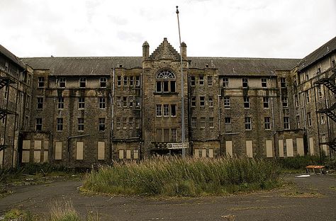 Insane Asylum Patients, Nurse Education, Haunted Asylums, Haunted Locations, Eerie Places, Derelict Buildings, Old Hospital, Abandoned Asylums, Abandoned Homes