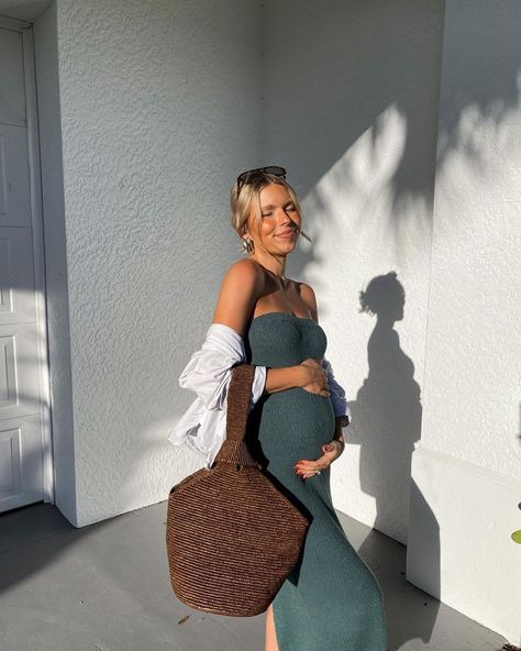 Outfits • Instagram Bump Summer Outfit, Fashionable Maternity Outfits, Maternity Vacation Outfits, Bump Pictures Weekly, 28 Weeks Pregnant Belly, Pregnant Outfits Summer, Pregnant Summer Outfits, Pregnancy Style Summer, Stylish Maternity Outfits Summer