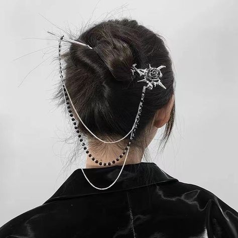 This rose chain hair clip with a detachable fringed chain can be changed at any time. Even if the rose is withered, it is still the first choice for romance. Chinese Hairstyles, Gothic Hair Accessories, Experimental Fashion, Rose Hair Clip, Gothic Hairstyles, Chinese Hairstyle, Metal Hair, Rose Hair, Hair Stick