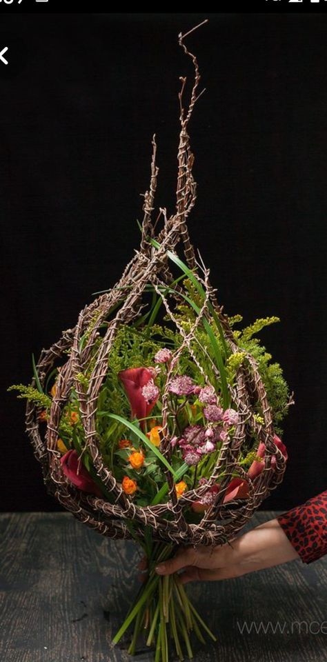 Unusual Flower Arrangements, Rustic Flower Arrangements, Contemporary Flower Arrangements, Floral Art Arrangements, Floral Design Classes, Flower Cafe, Floristry Design, Floral Art Design, Creative Flower Arrangements