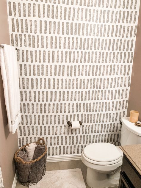 Bathroom Pattern Wall, Bathroom Hand Painted Walls, Simple Bathroom Accent Wall, Diy Bathroom Paint Ideas Accent Wall, Diy Painted Accent Wall Bathroom, Diy Painted Wallpaper Bathroom, Hand Painted Wall Pattern Bathroom, Sponge Painting Walls Ideas Bathroom, Bathroom Wall Pattern