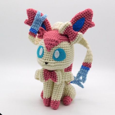 Sylveon Glaceon, Pokemon Crochet, Pokemon Crochet Pattern, Crochet Pokemon, Pokemon Pattern, Crochet Amigurumi Free, Crochet Pattern Amigurumi, Fun Crochet Projects, Crochet Round