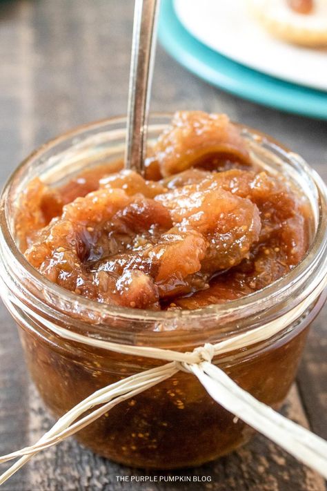 This homemade Vanilla Fig Jam is made with fresh figs, lemon juice, honey, and vanilla and is surprisingly easy to make! This jam would be wonderful on bread or just enjoyed spoonful by spoonful! Homemade Fig Newtons, Homemade Fig Jam, Fig Jam Recipe, Fig Bars, Fig Jam, Jam Recipe, Dried Figs, Fresh Figs, Homemade Vanilla