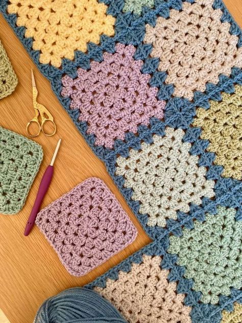 Crochet Granny Squares Together, Join Granny Squares, Crochet Granny Square Beginner, Crochet Swirl, Joining Crochet Squares, Square Jacket, Kare Motif, Joining Granny Squares, V Stitch Crochet