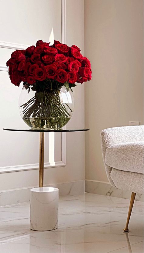 Rose Vase Aesthetic, Red Vase With Flowers, Red Roses Vase, Red Vase Decor, Red Roses In Vase, Tall Vase Arrangements, Interiors 2023, Luxury Flower Arrangement, Luxury Bouquet