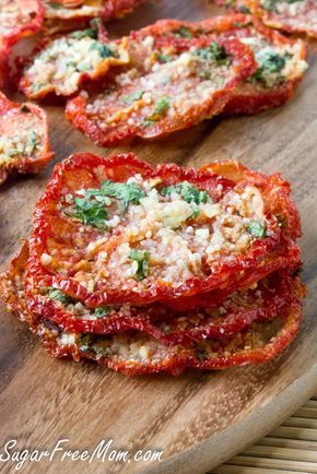 Crispy Parmesan Tomato Chips made in your oven or dehydrator! #lowcarb #glutenfree #snack Tomato Chips, Vegetarische Diners, Läcker Mat, Dehydrated Food, Low Carb Gluten Free, Deilig Mat, Dehydrator Recipes, Low Carb Snacks, Tomato Recipes