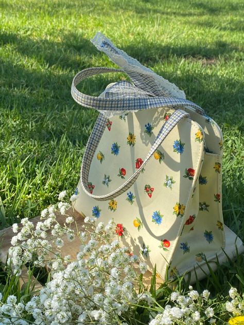 Cottagecore Bag Aesthetic, Picnic Bag Aesthetic, Cottagecore Gift Ideas, Cottagecore Aesthetic Picnic, Fruit Cottagecore, Cottagecore Lookbook, Cottagecore Purse, Cottagecore Outfit Ideas, Cottage Core Wallpaper