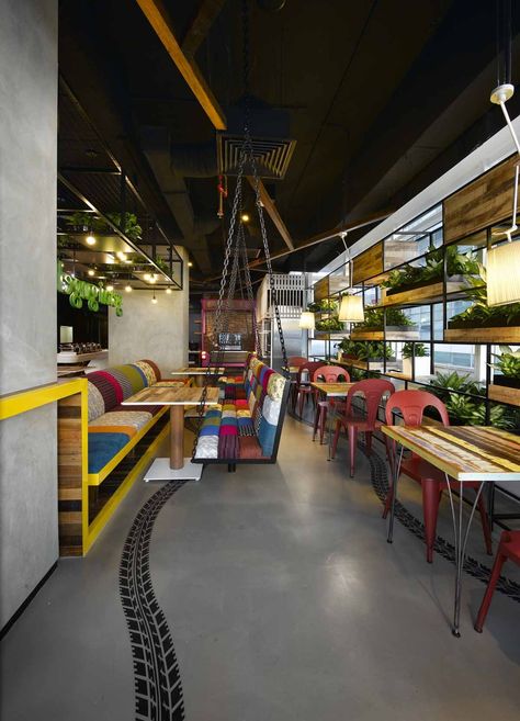 Plants lining the café's walls reinforce the jungle vibe. Café Kitchen, Google Office, Cool Office Space, Nursing Homes, Corporate Interiors, Workspace Inspiration, Office Snapshots, Cool Office, Workplace Design