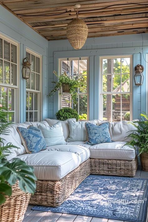 15 Modern Coastal Decor Ideas Your Home Needs | Aesthetic & Chic Coastal Decor Inspiration Small Enclosed Porch Ideas, Small Sunroom Ideas, Ruang Tamu Outdoor, Small Sunroom, Covered Terrace, Sunroom Furniture, Sunroom Ideas, Porch Sitting, Sunroom Decorating