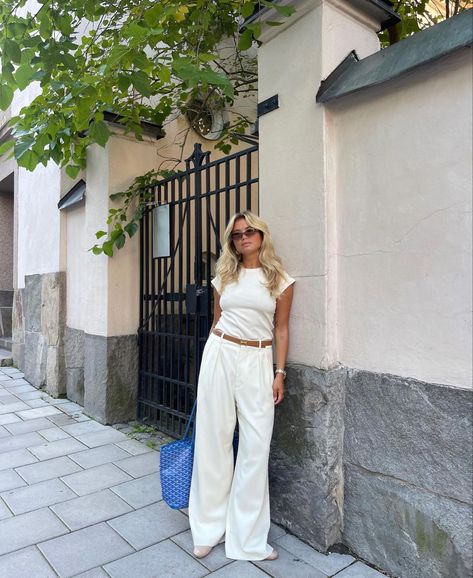 Cream Trousers Outfit, White Trousers Outfit, Scandinavian Outfit, Matilda Djerf Style, White Pants Outfit, Classic Style Outfits, Matilda Djerf, Effortless Outfit, Scandinavian Fashion