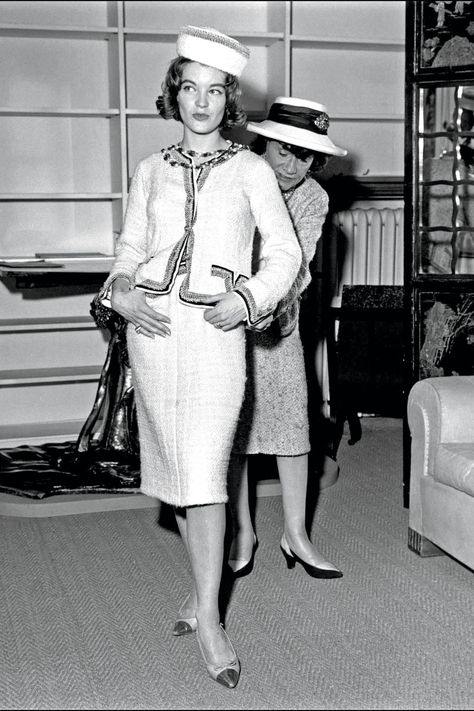 Coco Chanel and Romy Schneider (1960) #CocoChanel Visit espritdegabrielle.com | L'héritage de Coco Chanel #espritdegabrielle Chanel Cardigan, Woman Trousers, Perfume Chanel, Moda Chanel, Chanel Suit, Mode Chanel, Chanel Brand, Chanel Couture, Romy Schneider