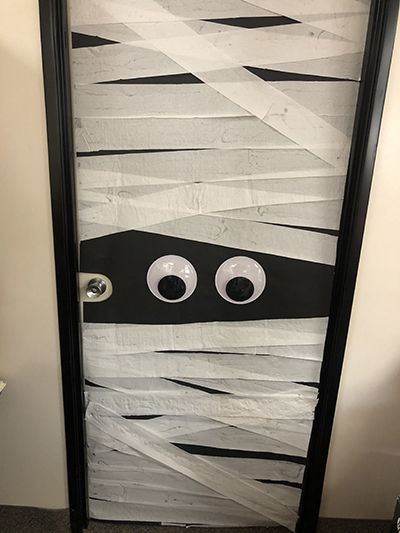 Classroom Door Decor Ideas, Puertas Halloween, Halloween Classroom Door, Halloween Classroom Decorations, Classroom Door Decor, Halloween Teaching, Door Decor Ideas, Halloween Themes Decorations, Halloween Themed Activities